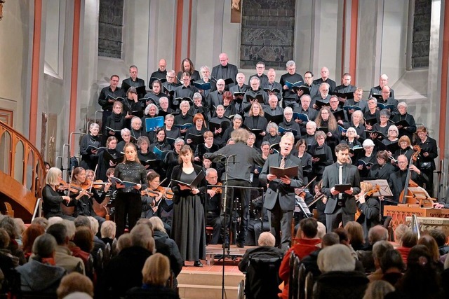 Die Kantorei der Stadtkirche mit dem O... Hans-Jrg Mammel und Bass Uli Btzer.  | Foto: Markus Zimmermann