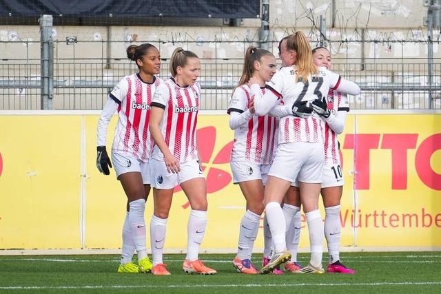 Die SC-Freiburg-Fuballerinnen besiegen Carl Zeiss Jena im Dreisamstadion mit 3:0
