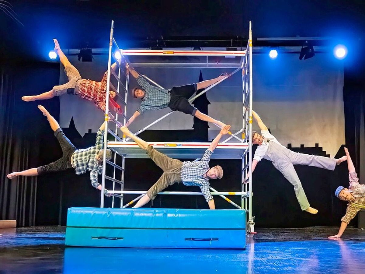 Die „Steel Worker“ der WKG Seniors" bauen einen neuen Funkmasten