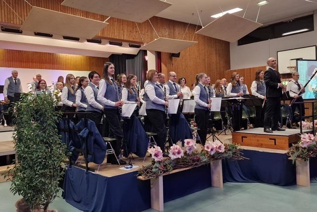 Musikverein Egringen begeistert Publikum in Efringen-Kirchen mit neuem Look und Saga Candida