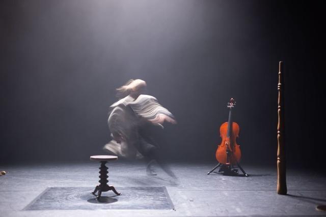 Fluoresziere Krge, rotierende Flssigkeiten: die Solo-Performance "Tornado's Eye" im Freiburger E-Werk