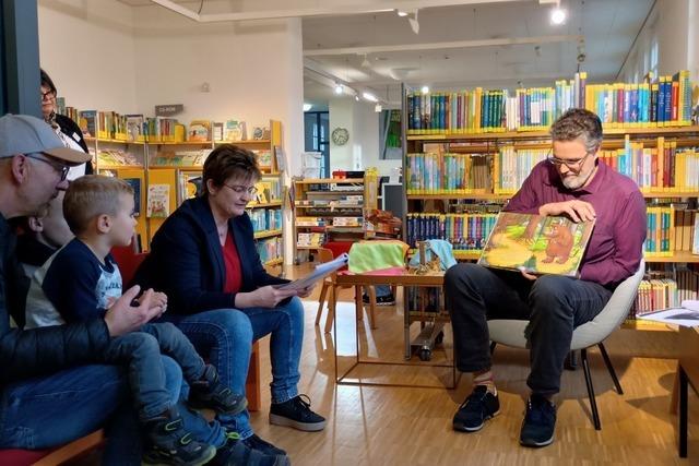 Stadtrte und Brgermeister Jens Fondy-Langela lesen beim Vorlesetag in Neuenburg aus Kinderbchern vor