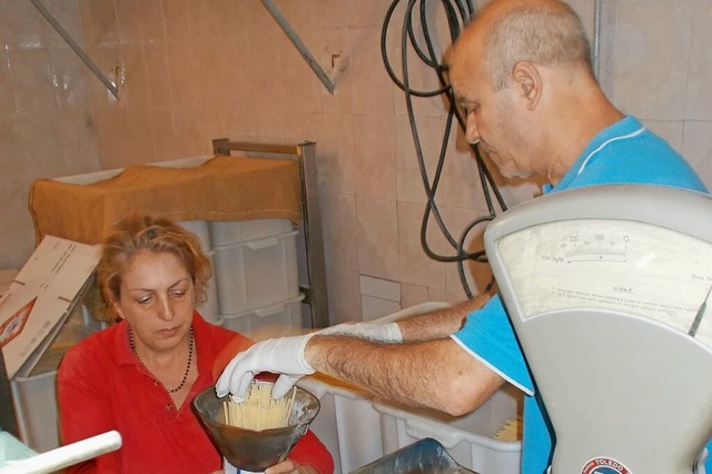 Hundert Prozent Handarbeit: Pasta-Produktion bei Setaro.  | Foto: Gerhard Walser