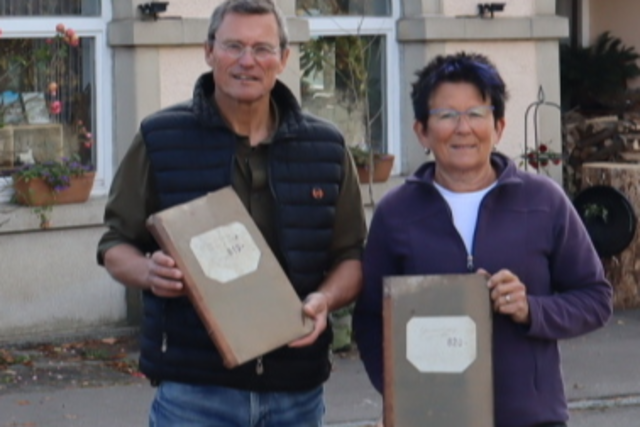 Ehepaar entdeckt historische Kassenbcher bei der Rathaus-Renovierung in Zell-Gresgen