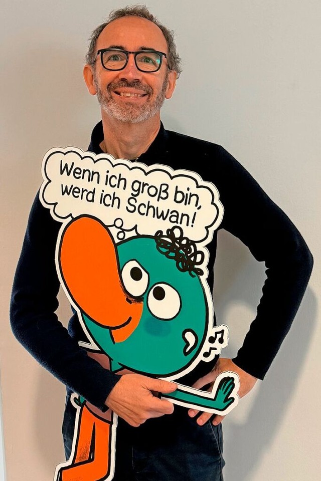 Zeichner Marc Boutavant mit seiner Figur Kwax, die in Ariols Klasse geht.  | Foto: Sonja Zellmann