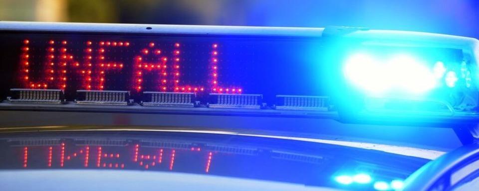 Unfallflucht auf B33: Mutmalich alkoholisierter Fahrer kollidiert mit Baum