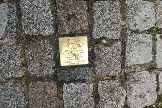 Gedenkaktion in Offenburg: Stolpersteine werden geputzt