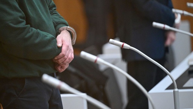 Mitglieder der Gruppe S werden vor der...en Gerichtssaal gefhrt. (Archivbild).  | Foto: Bernd Weibrod (dpa)