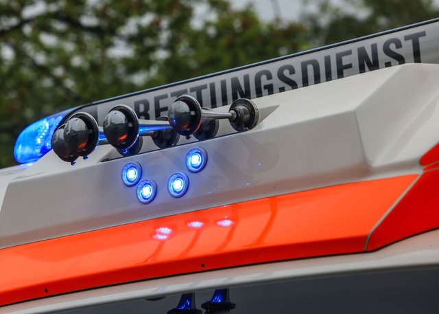 Der Junge wurde vorsorglich vom Rettungsdienst ins Krankenhaus gebracht.  | Foto: Oliver Berg (dpa)