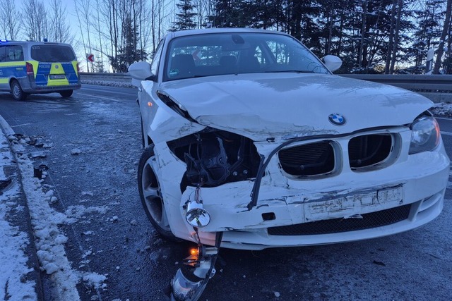 Etwa um 12:40 Uhr kam eine Pkw-Fahreri...b und prallte gegen die Schutzplanken.  | Foto: Kamera24 