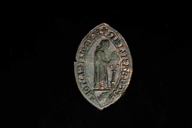 Sptmittelalterlicher Siegelstempel (M...beiten am Fu der Pfalzmauer entdeckt.  | Foto: Philippe Saurbeck (Archologische Bodenforschung Basel)