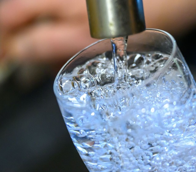 Das Leitungswasser in Altvogtsburg und...n wieder bedenkenlos getrunken werden.  | Foto: Hendrik Schmidt (dpa, Symbolbild)