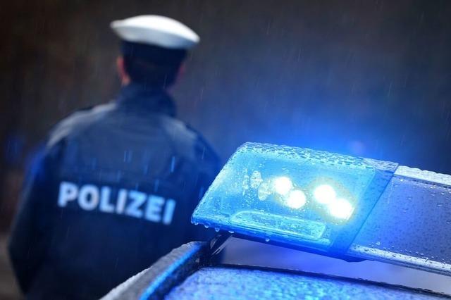 Mehrere Menschen schlagen und treten auf 62-Jhrigen vor einer Bar in Weil am Rhein ein