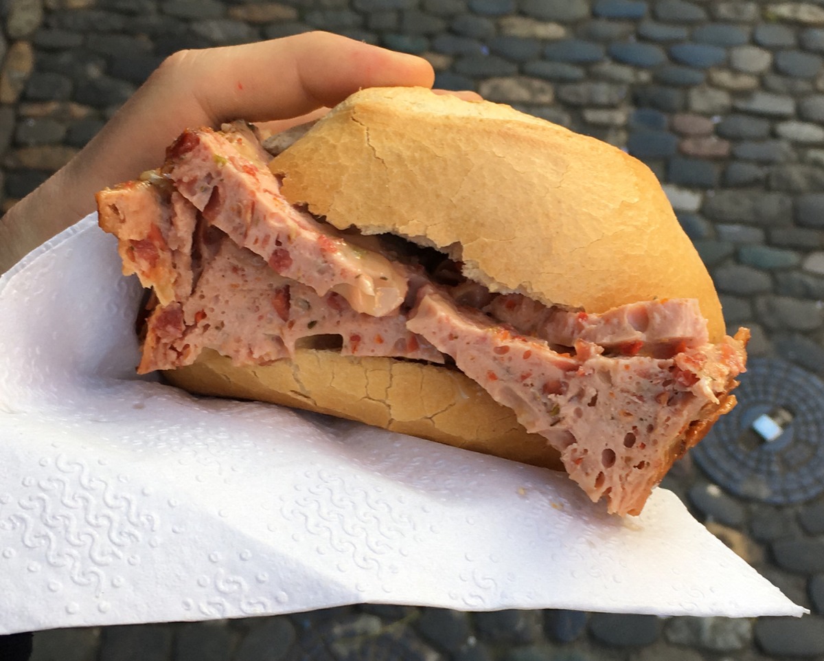 Keine Verpackungssteuer: Warmes Fleischksweckle in der Serviette. Kommt es in die Warmhaltette, wird Verpackungssteuer fllig.