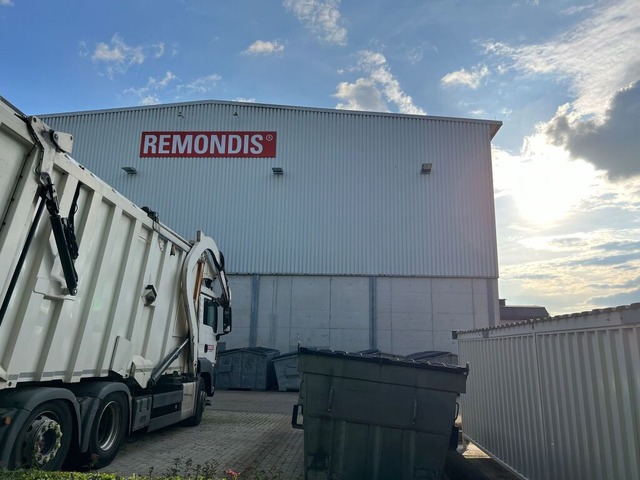 Ein Mllwagen und Mllcontainer stehen...rgungskonzerns Remondis in Dsseldorf.  | Foto: Wolf von Dewitz (dpa)