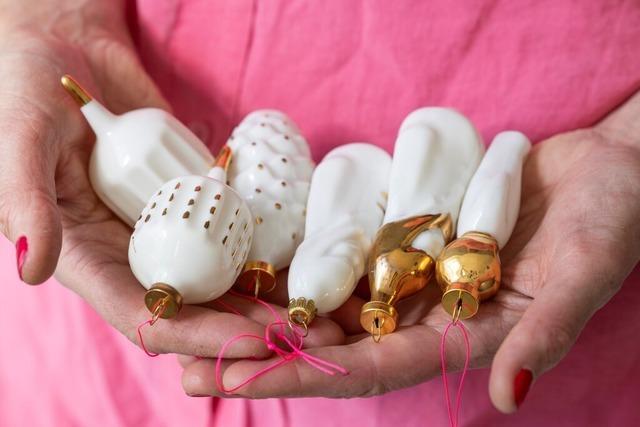 Die Freiburgerin Nona Otarashvili verweist mit Porzellanobjekten auf die Auswchse von Ideologien