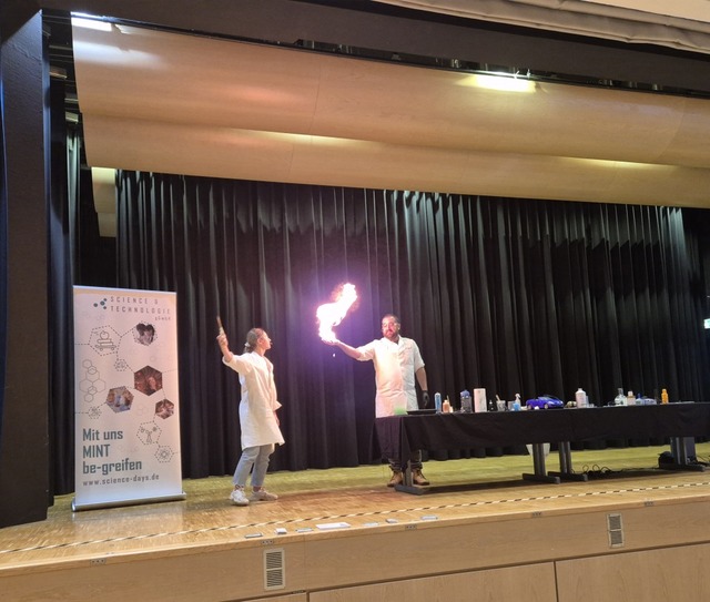 Die beiden Experten, Nicole Zehender u...nos Tsalkatis beim Spiel mit dem Feuer  | Foto: CPaH e.V.