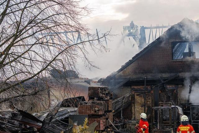 So hat die Feuerwehr den Brand beim Weingut Hess in Gottenheim bekmpft