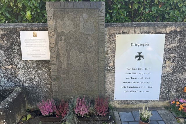 Auf dem Friedhof in Hochstetten erinne...g getteten Soldaten aus dem Ortsteil.  | Foto: Stadt Breisach