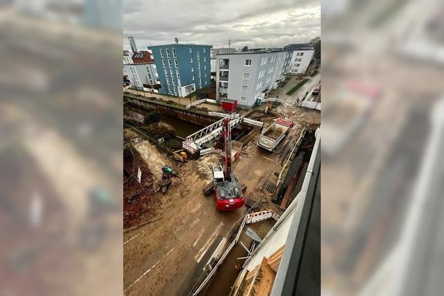 Der Abriss der Jugendstilbrcke ber den Offenburger Mhlbach hat begonnen