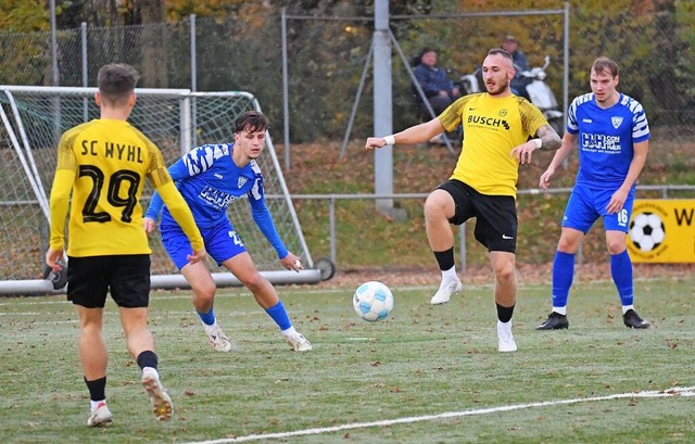 Angreifer Dawid Bonk (Mitte) weiß beim...SC Wyhl, wo das Tor des Gegners steht. | Foto: Achim Keller Angreifer Dawid Bonk (Mitte) weiß beim...SC Wyhl, wo das Tor des Gegners steht. | Foto: Achim Keller