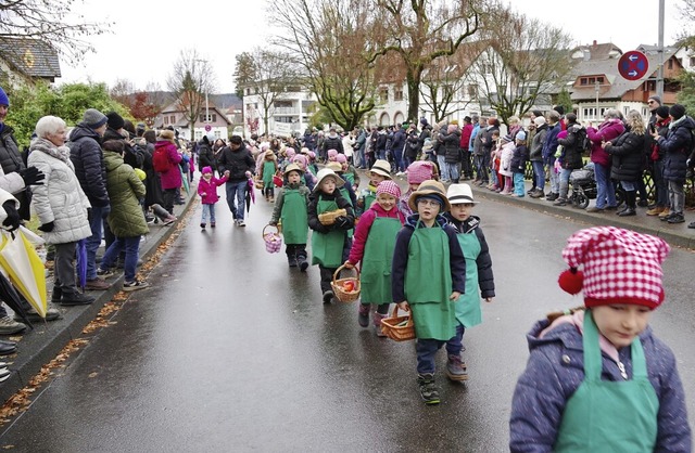 Die Grundschulkinder ziehen in lndlic...eidung durch die Straen von Seelbach.  | Foto: Zlatka Kiryakova