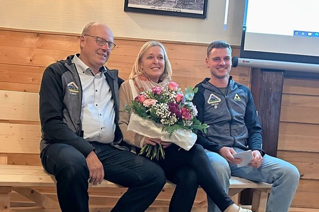 Der neue und alte Vorstand (von links)...rer, Ursula Gfrrer und  Simon Mayer.  | Foto: Skiclub