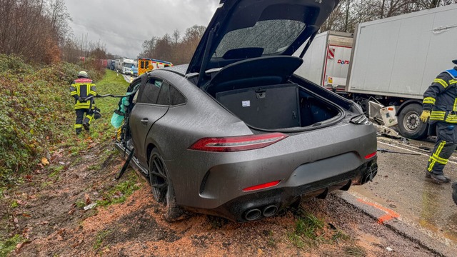 Ein Mercedes AMG kollidierte am spten...chlusses Offenburg mit einem Lastwagen  | Foto: Christina Huler/EinsatzReport24