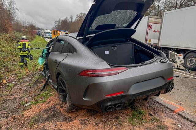 Vollsperrung der Bundesstrae 33a bei Autobahnanschluss Offenburg nach Verkehrsunfall