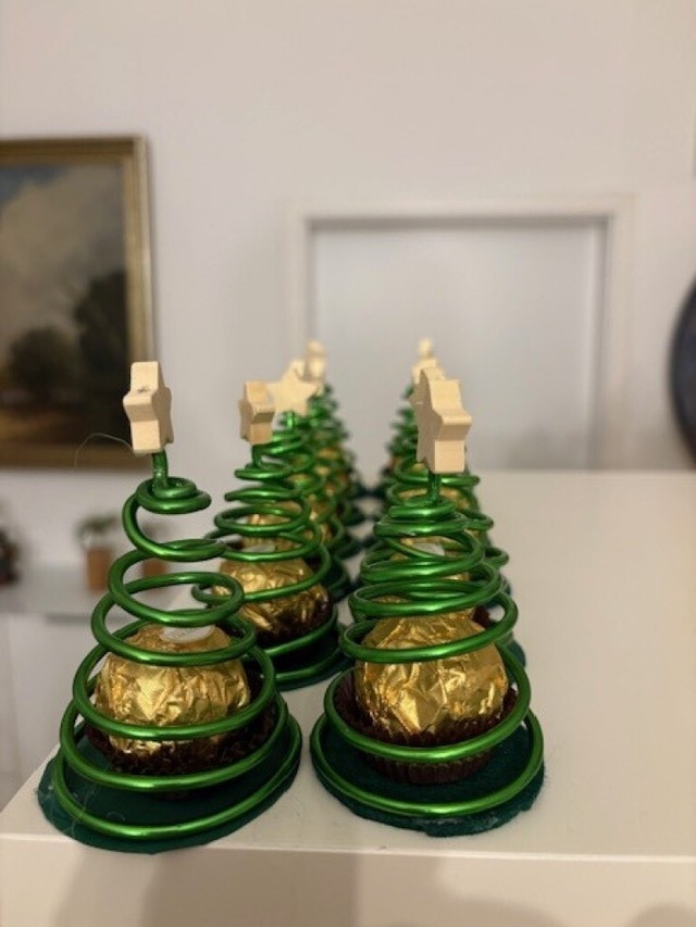 Ergebnis des Bastelnachmittags der Lah...ister: kleine Tannenbume mit Pralinen  | Foto: Stadt Lahr