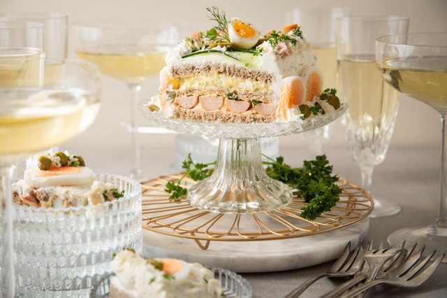 Schicht fr Schicht zur Brottorte: Mit... die viereckige Torte fr Bewunderung.  | Foto: Christin Klose (dpa) 