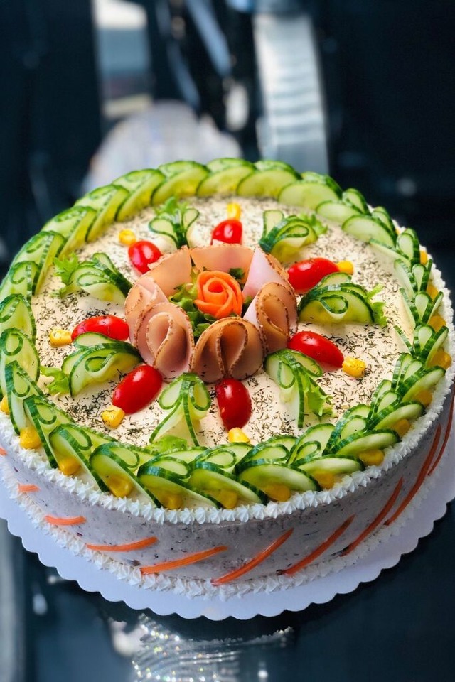 Kochschinkenrllchen und reichlich Gur...af &#8222;Tischlein deck dich&#8220;.  | Foto: Alina Eine (dpa)