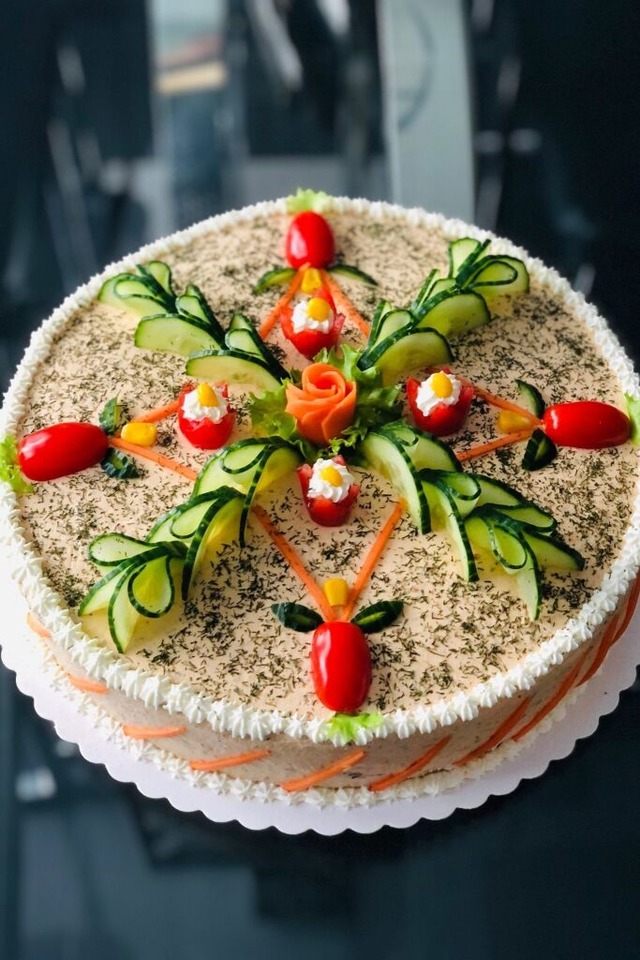 Eine Brottorte kann mit einer Salat-Ge... Deko eignen sich geometrische Formen.  | Foto: Alina Eine (dpa)