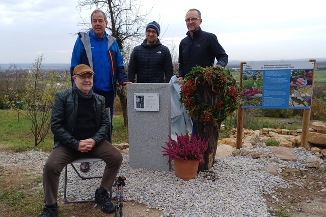 Zahlreiche Weggefhrten erinnern sich ...ng der Stele in Binzen an Franz Prei.  | Foto: Andrea Khne