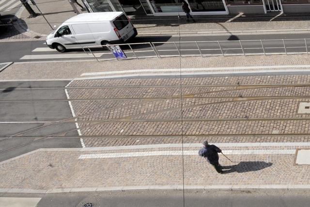 Unfall zwischen Straenbahn und Auto in der Freiburger Wiehre - Autofahrerin leicht verletzt
