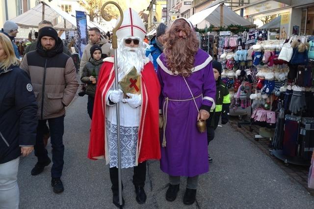 Todtnau startet Weihnachtsmarkt mit Nikolaus und XXL-Shopping-Tag