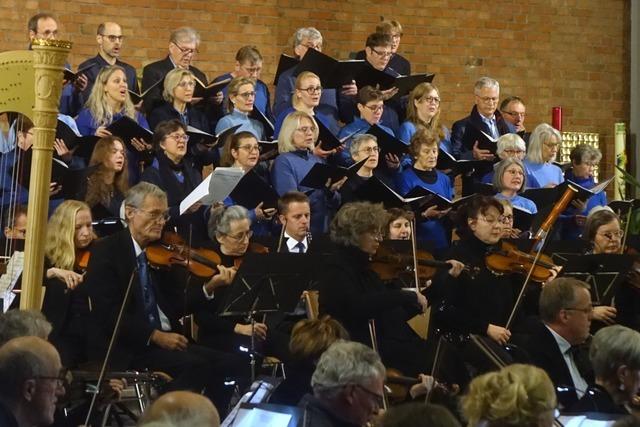Kammerchor Schne Tne und Orchester verzaubern Publikum in katholischer Kirche Friedlingen