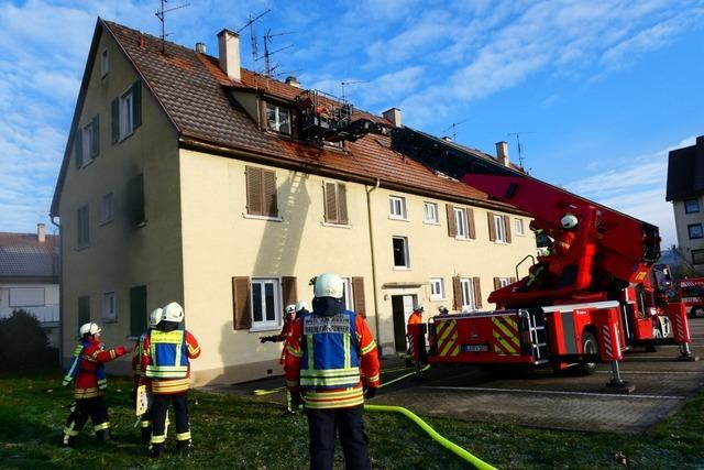 Feuerwehr und DRK ben in Weil-Haltingen den Ernstfall