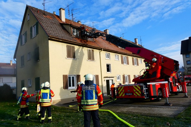 Feuerwehrleute bei ihrer Abschlussbun...hnungsbrand in einem Mehrfamilienhaus.  | Foto: Feuerwehr Weil am Rhein 