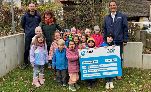 Zacharias Grote (rechts), Werksleiter ...a Schnell des Kindergartens Huttingen.  | Foto: Lhoist/Mario Burda