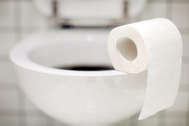 Unbekannte verstopfen Waschbecken in Mahlberger Stadthalle und verursachen einen Wasserschaden