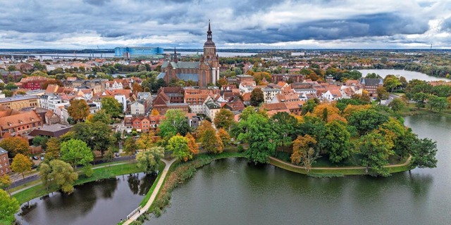 Gehrt laut Unesco-Kommission zu den d...mpletten Altstadt-Ensemble: Stralsund.  | Foto: IMAGO/Andy Buenning