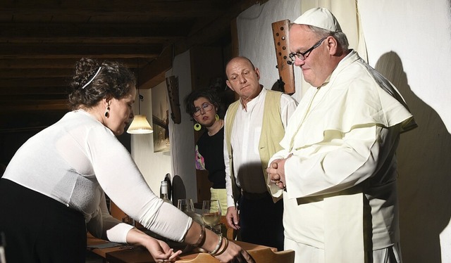 Im Haus der Familie Leibowitz ist jede...a bietet dem Papst einen Sitzplatz an.  | Foto: Freilichtbhne Klausenhof e. V.