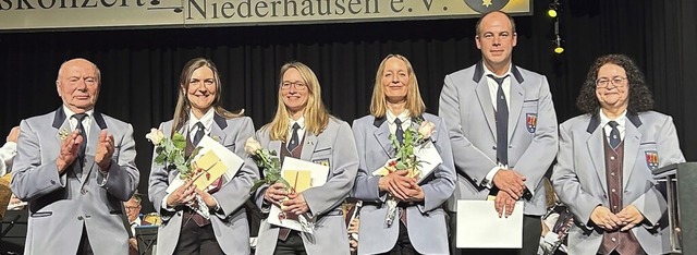 Ehrungen beim Jahreskonzert: von links...ks und Vereinsvorsitzende Heike Feger.  | Foto: MV Niederhausen