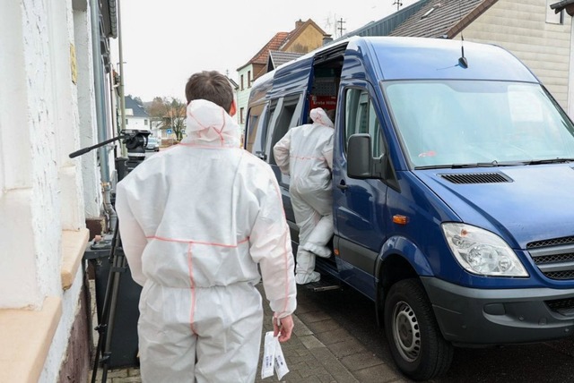 Die Spurensicherung der Polizei ist im&nbsp;Einsatz.  | Foto: Brandon Lee Posse/dpa