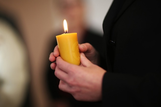 Im Hospiz wird fr jeden Verstorbenen eine Kerze entzndet.  | Foto: Fredrik von Erichsen (dpa) 