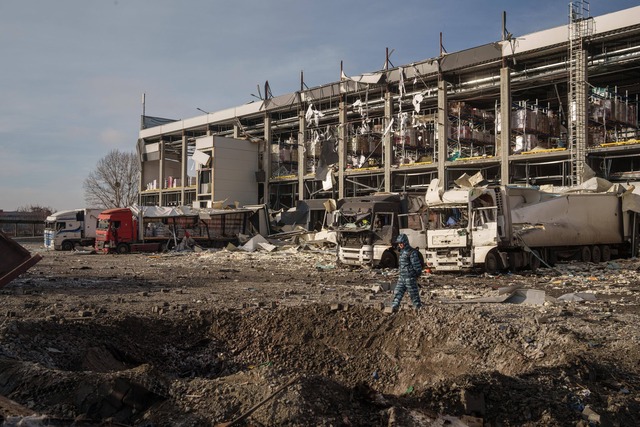 Mit jedem Kriegstag werden die Sch&aum...hlen in der Ukraine gr&ouml;&szlig;er.  | Foto: Evgeniy Maloletka/AP/dpa