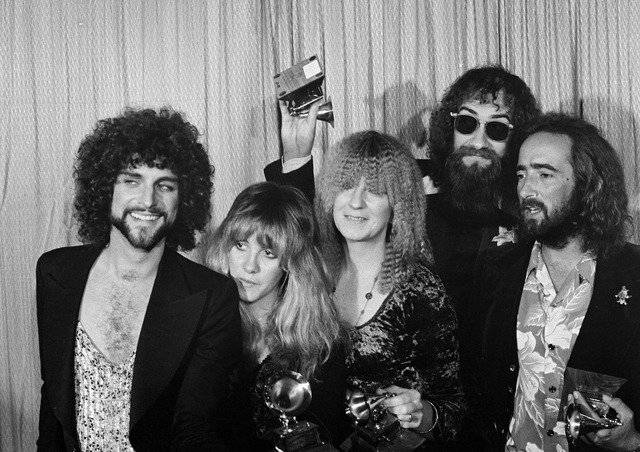 1978 erhielten John McVie (r) und Flee...ahres f&uuml;r "Rumours". (Archivbild)  | Foto: Richard Drew/AP/dpa