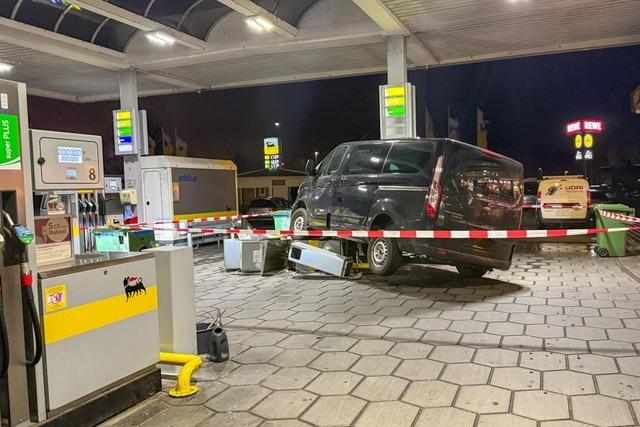 Ford-Fahrer berfhrt in der Nacht auf Mittwoch Zapfsule einer Tankstelle in Goldscheuer