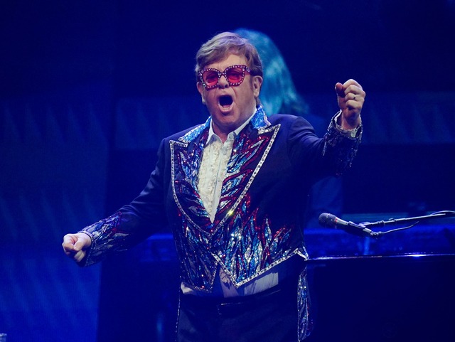 Elton John hat Probleme mit dem Sehen ...elt er aber nach wie vor. (Archivfoto)  | Foto: Yui Mok/PA Wire/dpa